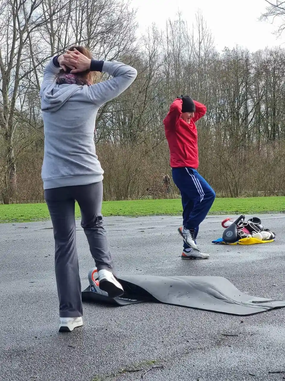 Rasim Risljanin coacht een buitentraining — krachttraining en conditie