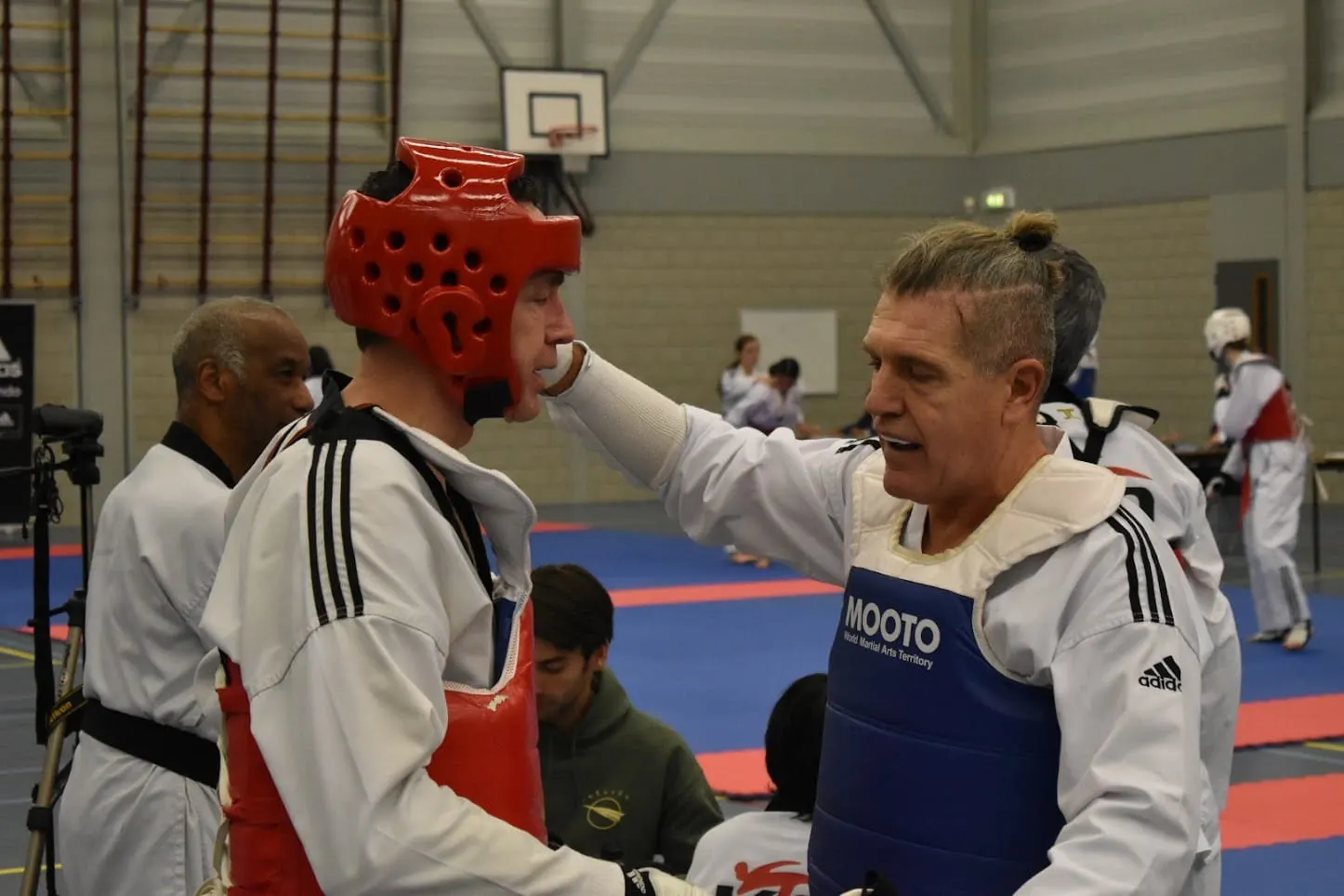 Rasim Risljanin geeft taekwondo-coaching tijdens een wedstrijd